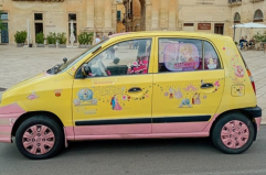 La carrozza delle fiabe è una macchina gialla: a Lecce il «museo viaggiante» di Barbara regala sogni e sorrisi ed è virale su TikTok