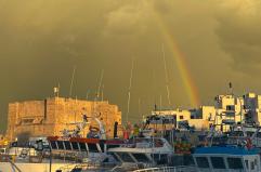 Maltempo e meraviglia: l’arcobaleno illumina il cielo di Monopoli poi arriva il diluvio
