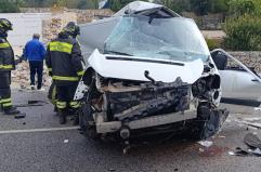 Sp275, perde il controllo del furgoncino ed esce fuori strada: conducente in codice rosso FOTO VIDEO