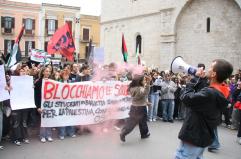 A Barletta in millecinquecento per Gaza: corteo sotto la pioggia in sostegno della Flotilla