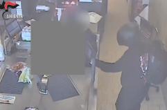 Quattro rapine ai supermercati del Barese: arrestato un 23enne