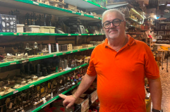 Bari, al quartiere Madonnella la bottega dove è sempre Natale: un maestro artigiano crea presepi da 50 anni