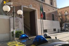 Telefoni e droga ai detenuti in carcere: arrestato agente penitenziario a Foggia