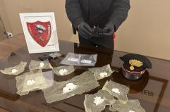 Lecce, nasconde cocaina e una pistola nel vano della porta blindata: arrestato 47enne