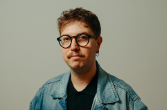 «Hikikomori»: Giacomo Cartesio debutta sul palco con il suo primo progetto personale di stand-up comedy