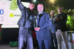 Uva da guinnes dei primati a Rutigliano: premiato alla sagra un grappolo di quasi 7 chili