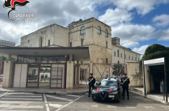 Lecce, minore arrestato per violenze contro i genitori: «Li picchiava e distruggeva casa»