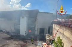 A Nemoli un incendio distrugge uno stabilimento di panificazione