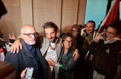 Flotilla, alla stazione di Bari arriva Tony La Piccirella: «Abbiamo ancora persone lì da rilasciare»