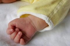 Acquaviva, mamma non fa in tempo ad arrivare in ospedale: bimba nasce in auto davanti al pronto soccorso