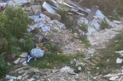 Bari, una discarica abusiva vicino al San Nicola: scoperto lo «svuota cantine» di una ditta traslochi
