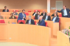 «Bruciate il Pd»: tensioni in Consiglio regionale con gli agricoltori, seduta sospesa