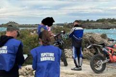 Bikers nella Riserva naturale di Porto Cesareo, multati in tre: due fuggiti in moto