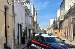 Copertina, uomo tenta di strangolare la moglie ma lei riesce a fuggire: arrestato