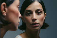Lea Gavino debutta nella musica con «Mondo Fiorito» e «Figli»: dall’intensità del set alla verità del pianoforte