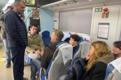 Regionali, Decaro viaggia su un treno locale per ascoltare i pendolari pugliesi