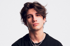 «I miei sogni non finiscono, li trasformo in musica»: Jacopo Sol debutta a Bari con il primo tour tutto suo