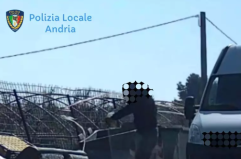 Le fototrappole lo inquadrano mentre abbandona rifiuti ingombranti ad Andria, denunciato