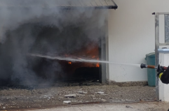 Salve, in fiamme il garage di casa: due famiglie scampate al  pericolo, anche il nonno e il cagnolino VIDEO
