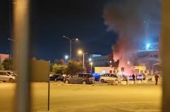 Bruciano due auto nel parcheggio dell’ospedale di Casarano: paura nella notte