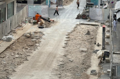 Bari, in via Argiro partono i lavori nel terzo isolato: luci natalizie già accese per «ingentilire» il cantiere