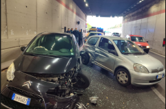 Lecce, carambola di auto nella galleria Condò: tamponamenti a catena FOTO