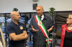 Bari, al San Paolo nasce il guardaroba solidale per i più fragili: è il primo della città con abiti nuovi