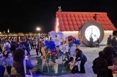 Bari, tutti pazzi per la MulinoSveglia gigante che conquista famiglie e bambini VIDEO