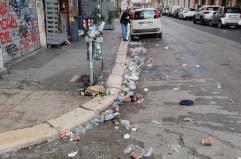 Bari, gli effetti del venerdì sera all'Umbertino tra rifiuti e sporcizia. I residenti: «Basta degrado»