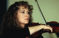 Suonatrice di violino a New York vuol cambiare vita, ma l’attende una sfida complicata