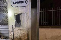Boato all'alba ad Arnesano: colpo allo sportello bancomat, banda della marmotta fugge con il bottino