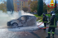 Brindisi, prende fuoco in pieno centro un furgoncino da lavoro: l'intervento dei vigili del fuoco