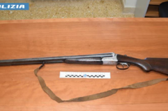 Alezio, nascondeva nel garage di casa un fucile rubato e munizioni: la Polizia di Stato arresta 49enne