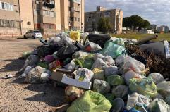 «Così ci stiamo ammalando»: al quartiere Paolo VI i residenti tra cumuli di rifiuti e umidità