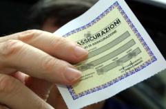 Lecce, uomo esibisce certificato assicurazione falso: truffato dopo stipula polizza online, scovati i responsabili
