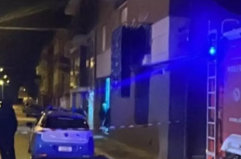 Ordigno rudimentale esplode nella notte a San Severo: danni a ingresso stabile e auto in sosta