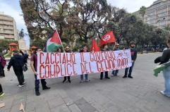 Bari, migliaia in corteo da piazza Umberto fino al porto: «La pace di Trump è una farsa»