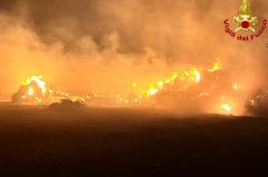 Incendio nella notte a Torre Lapillo: 300 balle di fieno a fuoco in Masseria Donata