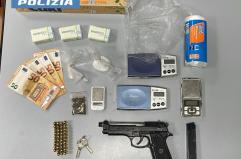 Taranto, nascondeva in una casa abbandonata una pistola, munizioni e cocaina: arrestato 18enne Taranto, nascondeva in una casa abbandonata una pistola, munizioni e cocaina: arrestato 18enne