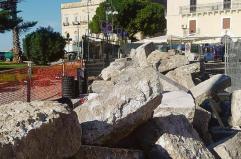 Taranto, l'appello per i lavori in Piazza Castello: «Salvate le chianche prima che le rubino» Taranto, l'appello per i lavori in Piazza Castello: «Salvate le chianche prima che le rubino»