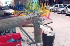 Momenti di paura ad Altamura, albero e palo della luce crollano in piazza Stazione