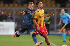 Il Lecce sbaglia un rigore e spreca un'occasione contro il Napoli: battuta 0-1 dalla capolista Il Lecce sbaglia un rigore e spreca un'occasione contro il Napoli: battuta 0-1 dalla capolista