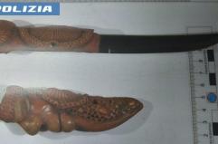 Litiga con i vicini per la musica alta, poi si innervosisce e tenta di accoltellare poliziotto: follia in centro a Taranto Litiga con i vicini per la musica alta, poi si innervosisce e tenta di accoltellare poliziotto: follia in centro a Taranto