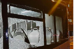 Halloween a Bari, assalto agli autobus cittadini: vetri in frantumi e panico tra i passeggeri a bordo Halloween a Bari, assalto agli autobus cittadini: vetri in frantumi e panico tra i passeggeri a bordo