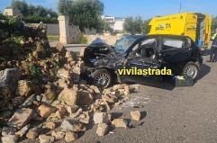 Auto va a sbattere contro un muretto sulla Monopoli-Castellana: morta una persona