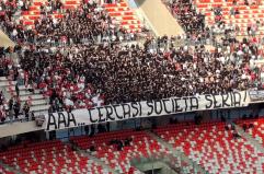 Protesta dei tifosi del Bari al San Nicola: striscioni con su scritte «AAA cercasi società seria e Vflbk»