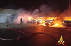 Noicattaro, incendio in azienda dei rifiuti: distrutti dieci autocarri