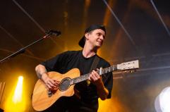 «Sembra un tour vero»... e fa tappa anche in Puglia: Molfetta aspetta Andrea Cerrato, il cantautore che ha lasciato tutto per la musica