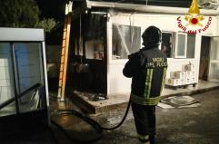 Incendio in un bar di una stazione di servizio a Pezze di Greco: intervento dei vigili del fuoco