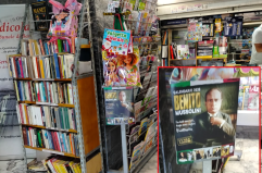 Il Duce «in vetrina»: a Bari spunta il calendario di Mussolini nell'edicola del tribunale, «Unico a colori»